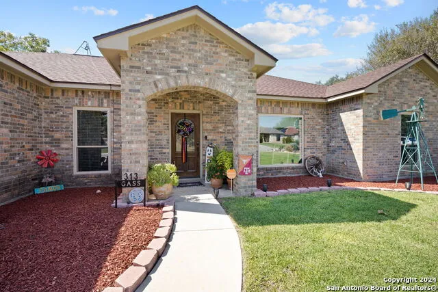 313 YORKTOWN Pleasanton, TX 78064