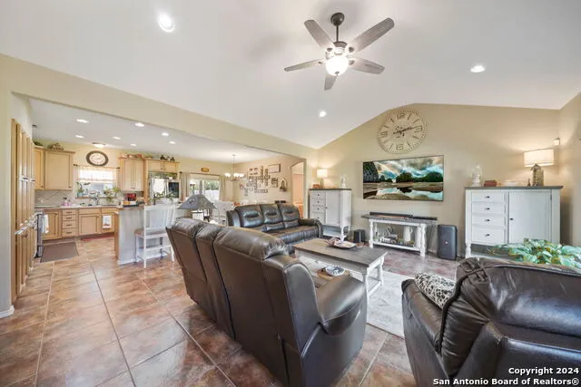 313 YORKTOWN Pleasanton, TX 78064