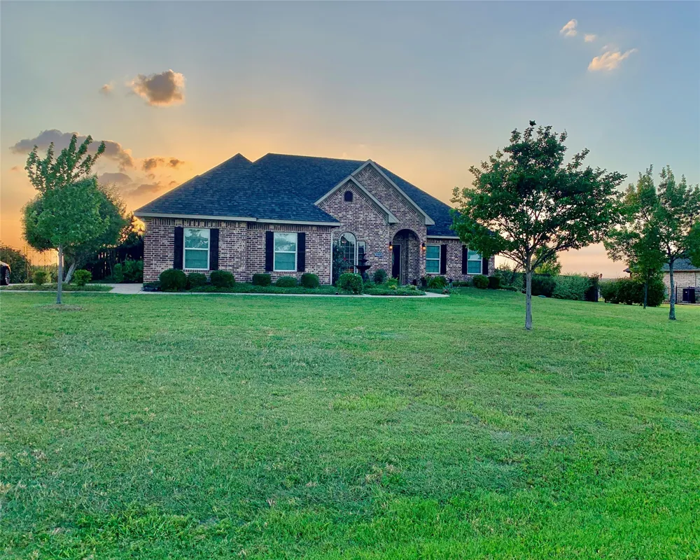 1243 Chartres Oak Ridge, TX 75142