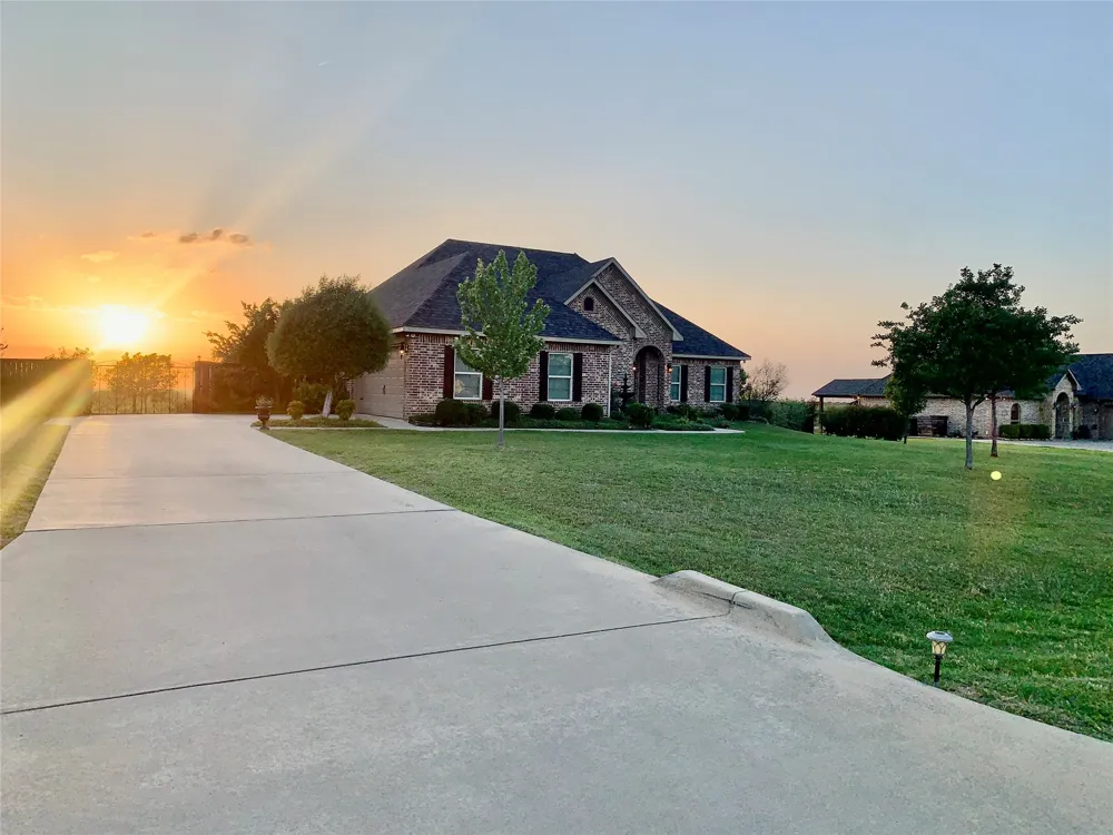 1243 Chartres Oak Ridge, TX 75142