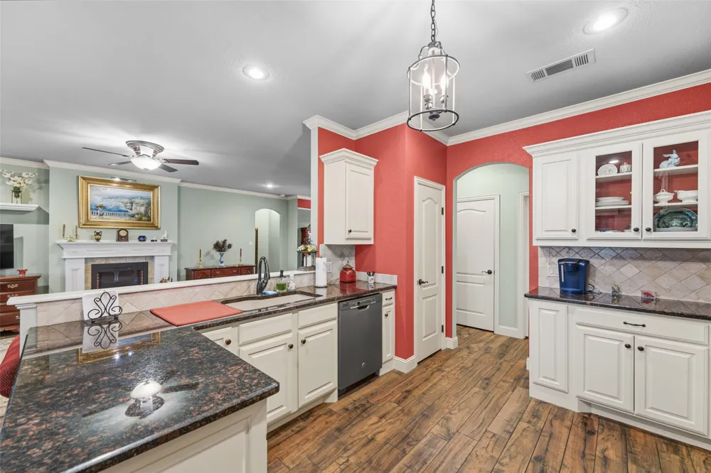 1243 Chartres Oak Ridge, TX 75142