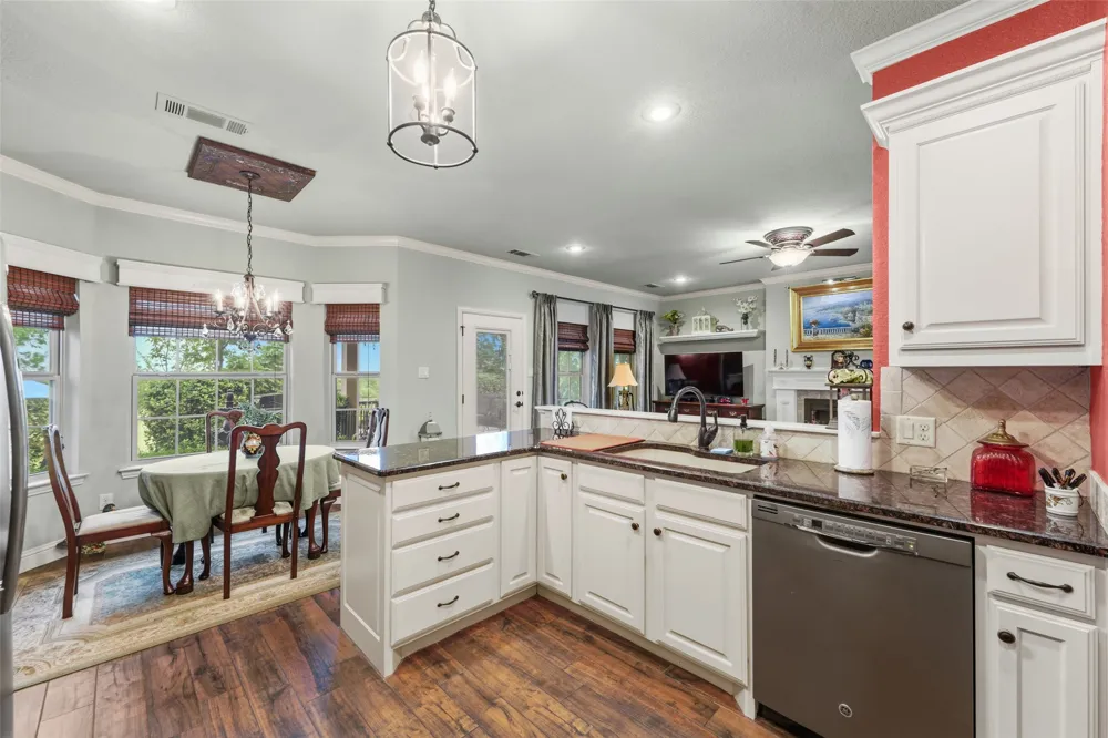 1243 Chartres Oak Ridge, TX 75142