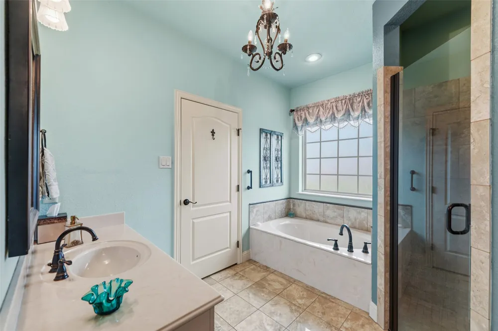 1243 Chartres Oak Ridge, TX 75142