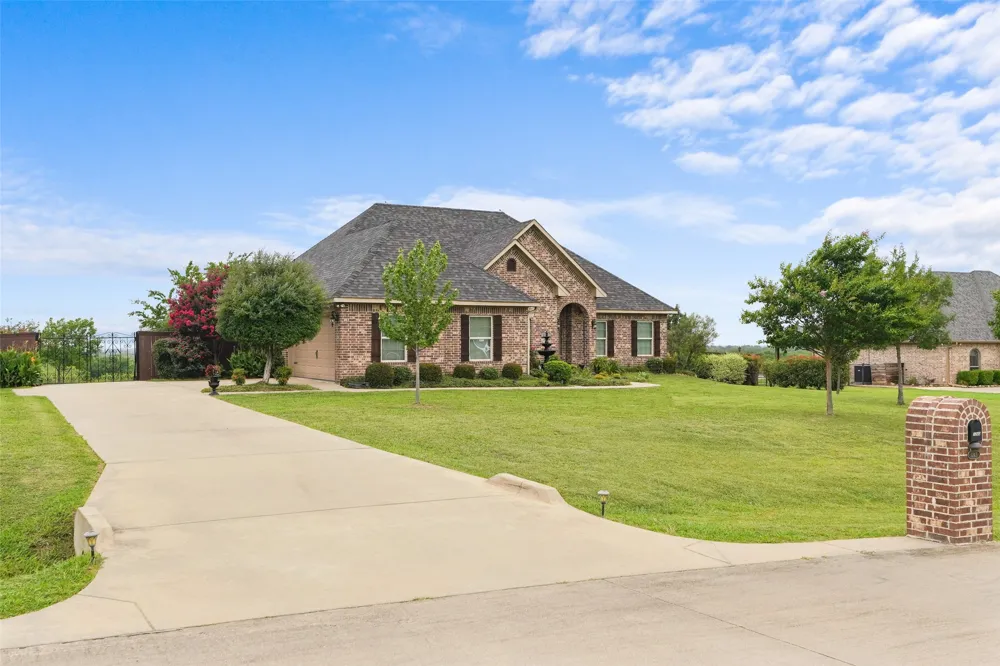 1243 Chartres Oak Ridge, TX 75142