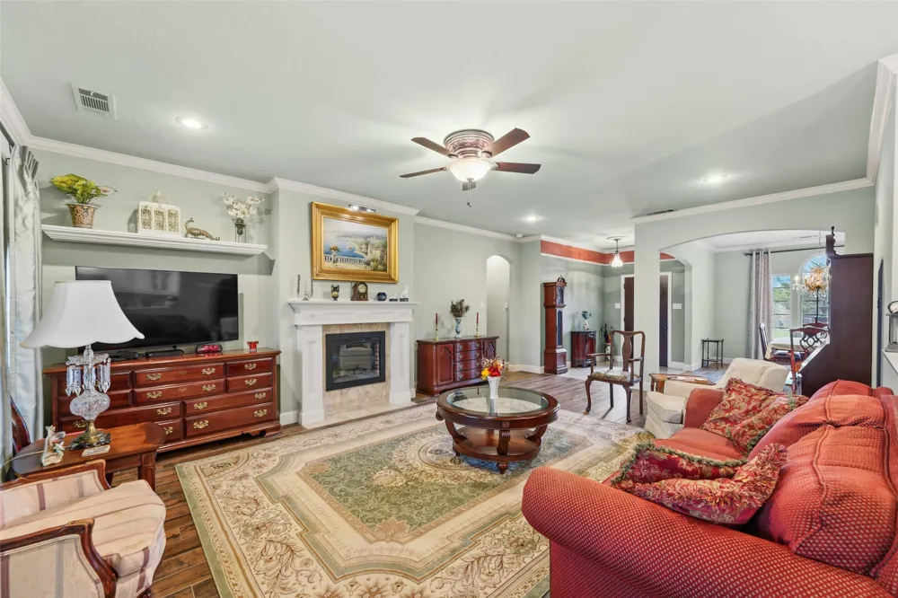 1243 Chartres Oak Ridge, TX 75142