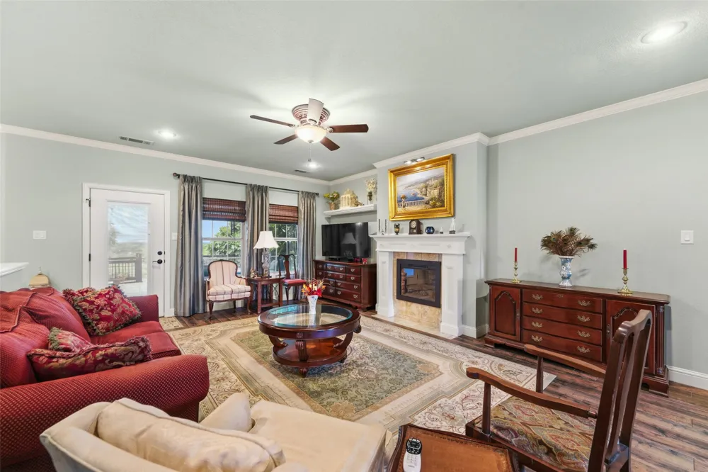 1243 Chartres Oak Ridge, TX 75142