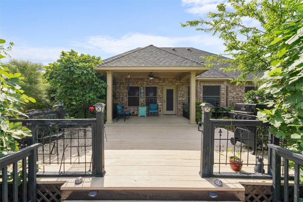 1243 Chartres Oak Ridge, TX 75142