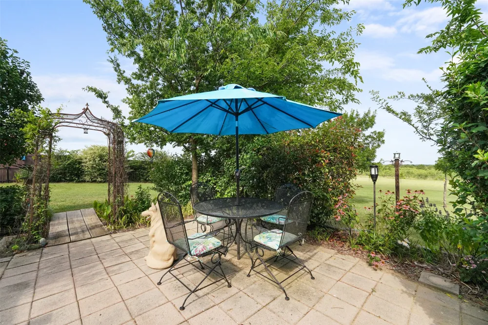 1243 Chartres Oak Ridge, TX 75142