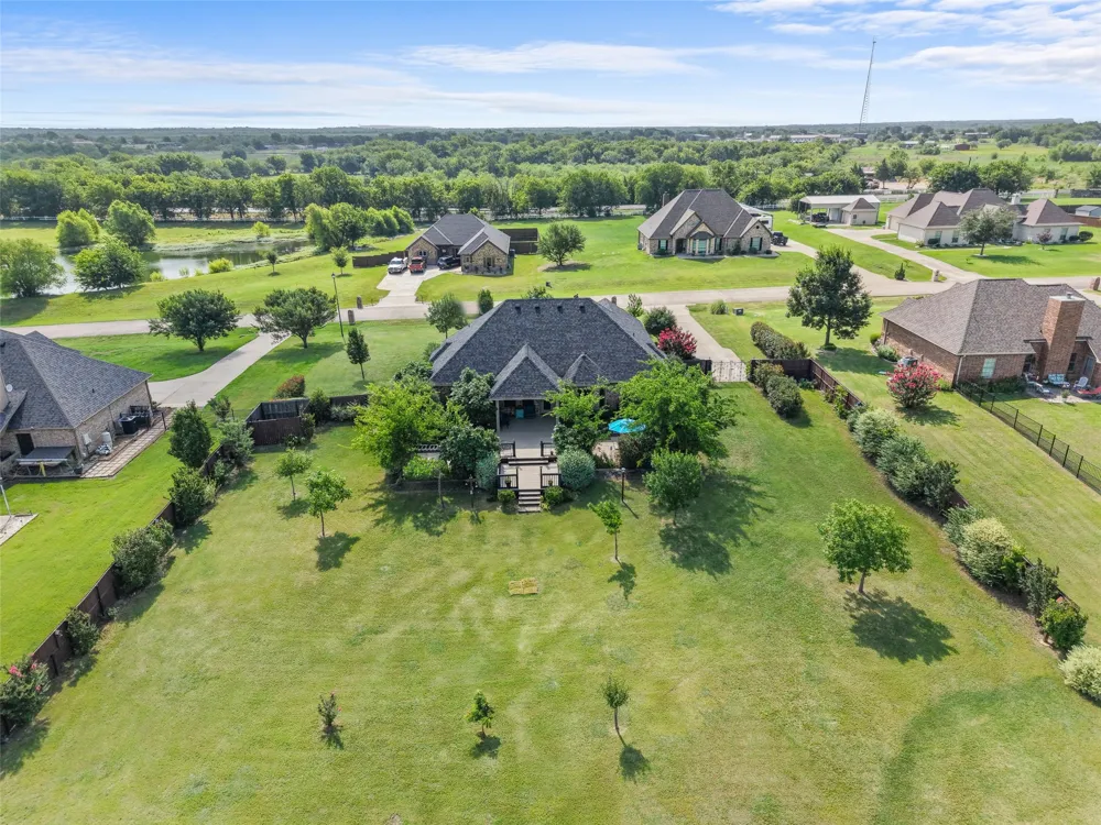 1243 Chartres Oak Ridge, TX 75142