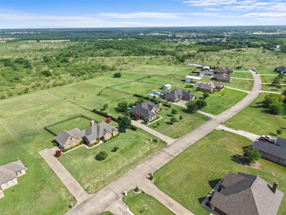 1243 Chartres Oak Ridge, TX 75142