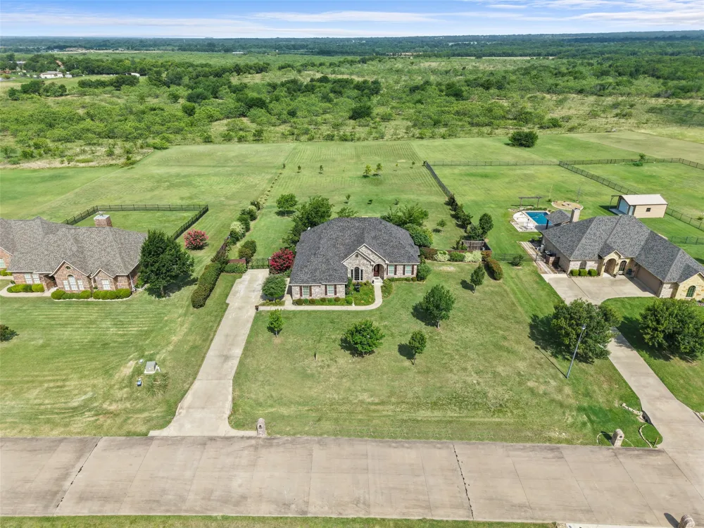 1243 Chartres Oak Ridge, TX 75142
