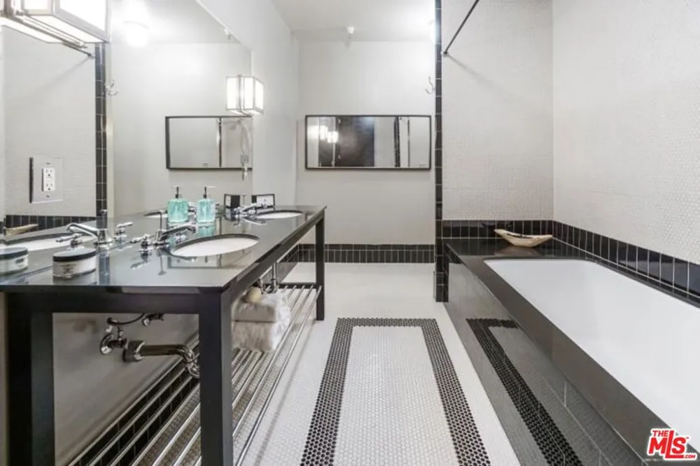 1645 Vine Street #905 Los Angeles, CA 90028