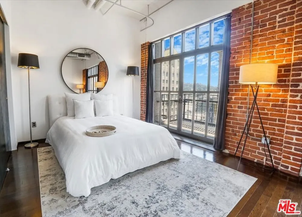 1645 Vine Street #905 Los Angeles, CA 90028