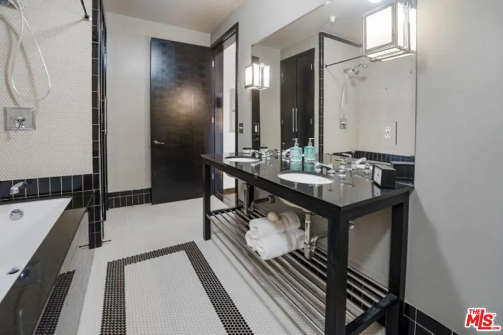 1645 Vine Street #905 Los Angeles, CA 90028