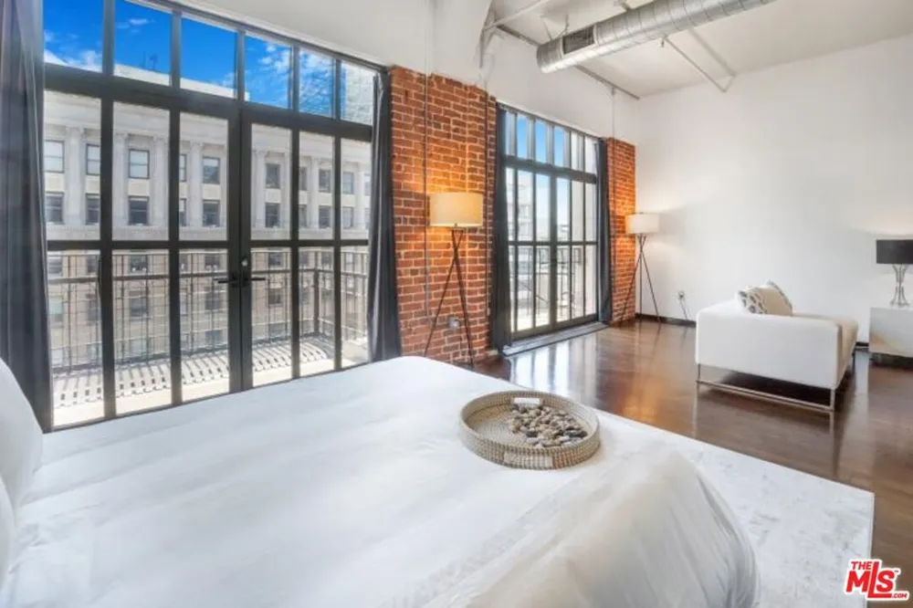 1645 Vine Street #905 Los Angeles, CA 90028