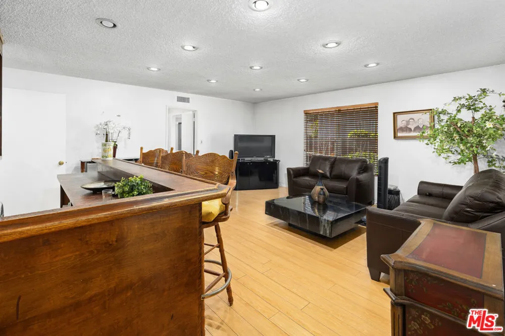 11619 Daleside Avenue Hawthorne, CA 90250