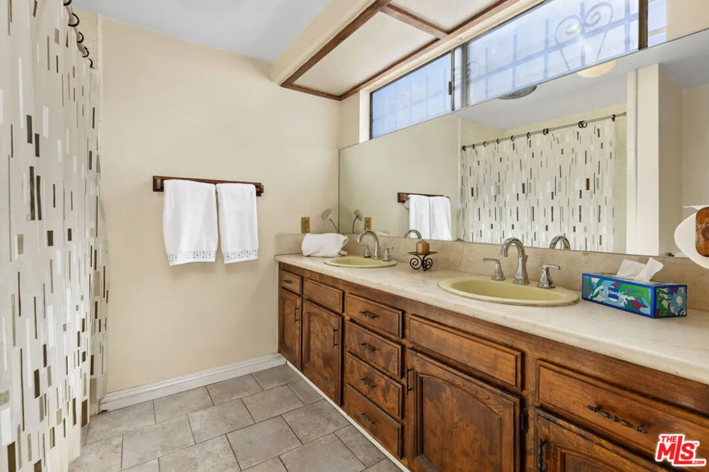 11619 Daleside Avenue Hawthorne, CA 90250