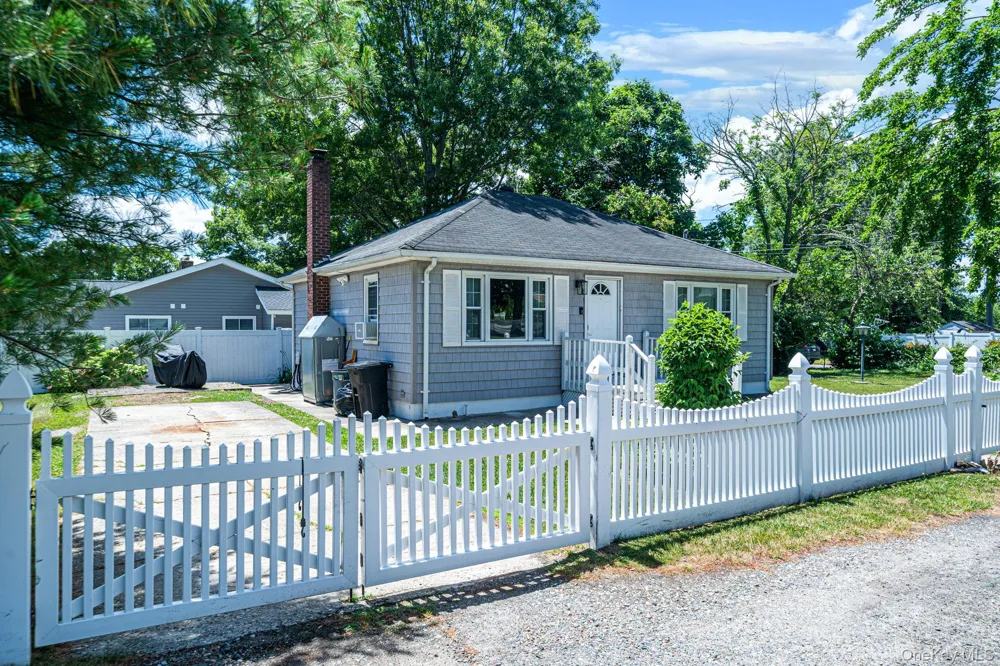 14 Pinelawn Avenue Farmingville, NY 11738