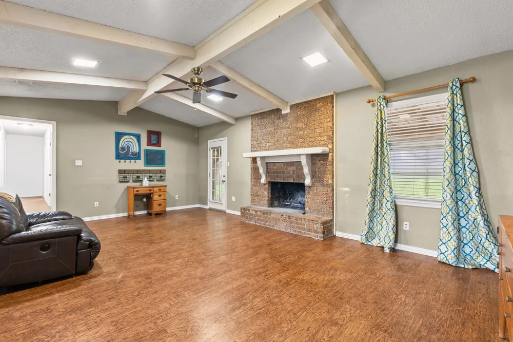 505 Pinewood Lane Hewitt, TX 76643