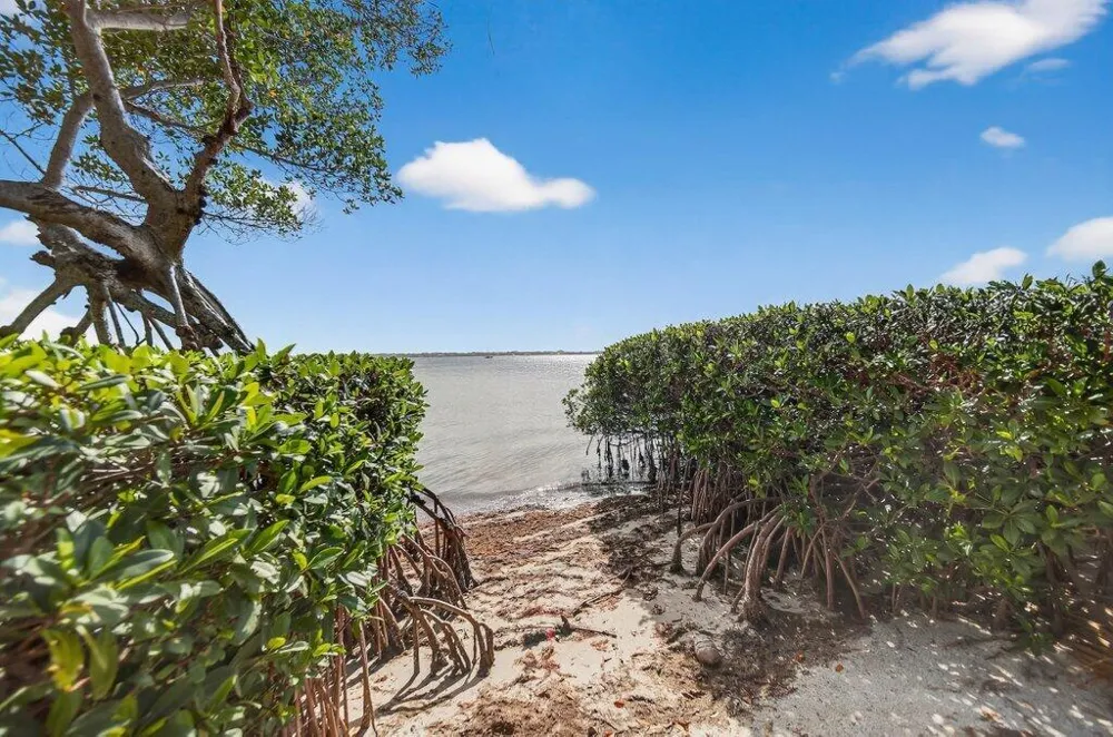 218 NE Edgewater Drive #218 Hutchinson Island, FL 34996