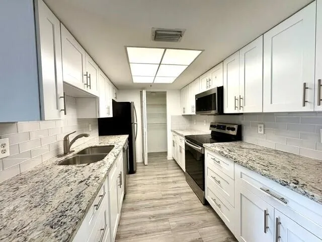 100 Crestwood Court #108 Royal Palm Beach, FL 33411
