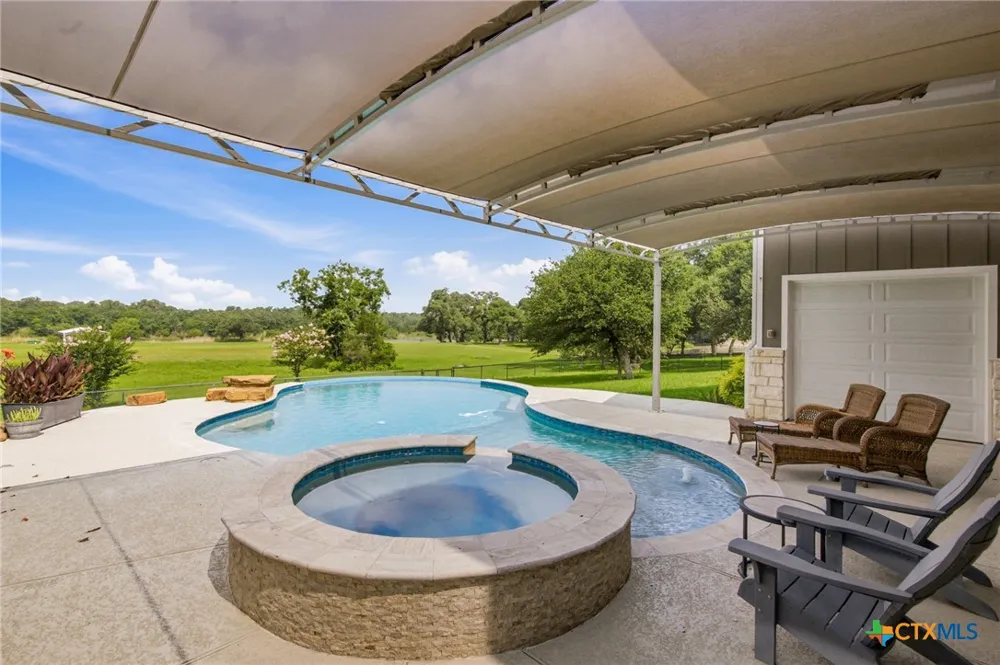 944 West Lake Trail Victoria, TX 77905