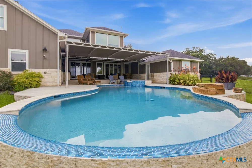 944 West Lake Trail Victoria, TX 77905
