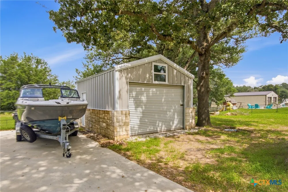 944 West Lake Trail Victoria, TX 77905