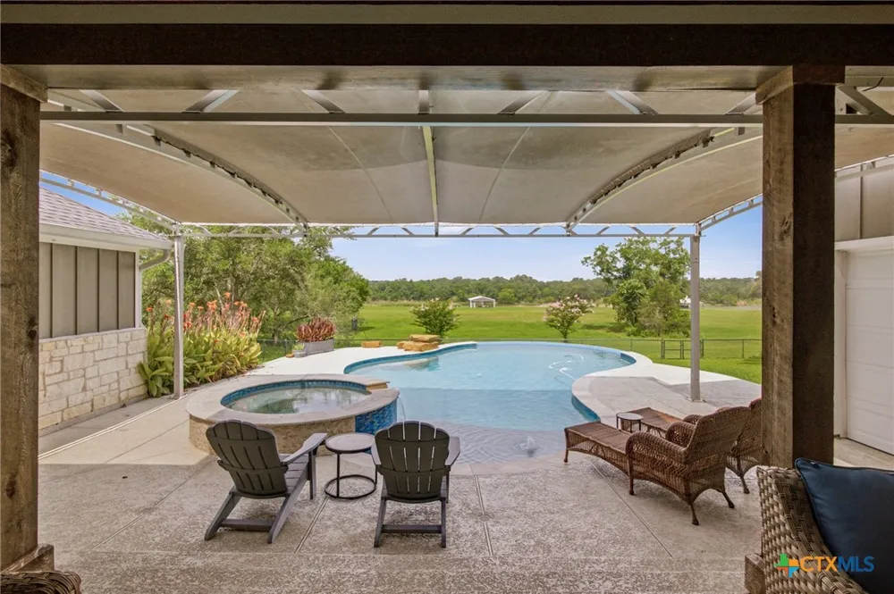 944 West Lake Trail Victoria, TX 77905