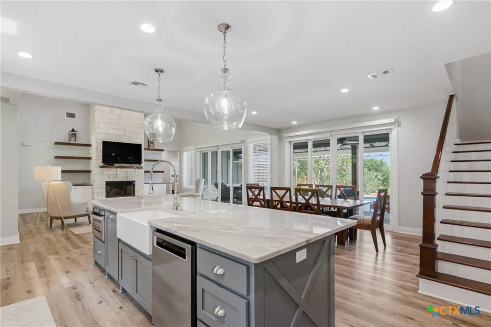 944 West Lake Trail Victoria, TX 77905