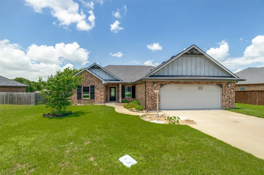 107 Indian Creek Trenton, TX 75490