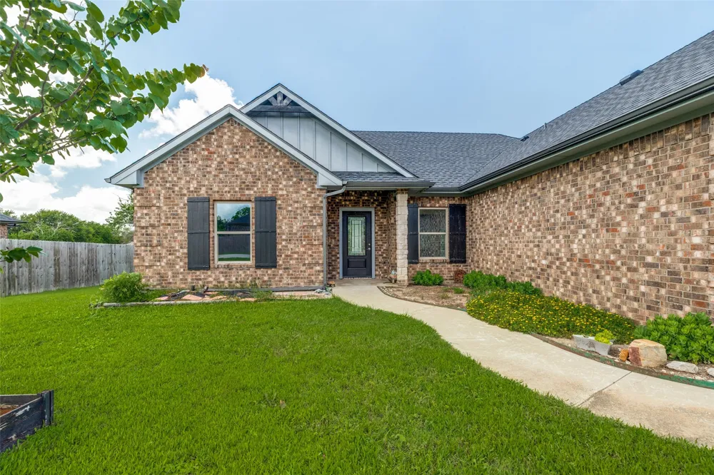 107 Indian Creek Trenton, TX 75490
