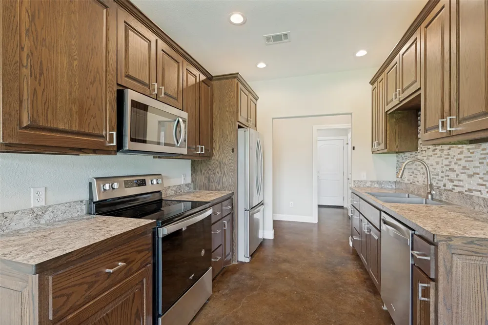 107 Indian Creek Trenton, TX 75490
