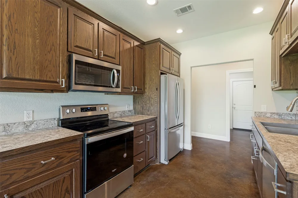107 Indian Creek Trenton, TX 75490