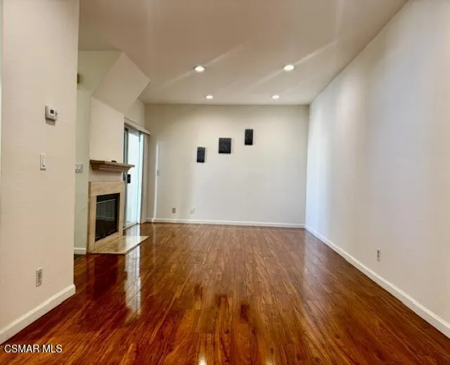 688 Indian Oak Lane #107 Oak Park, CA 91377