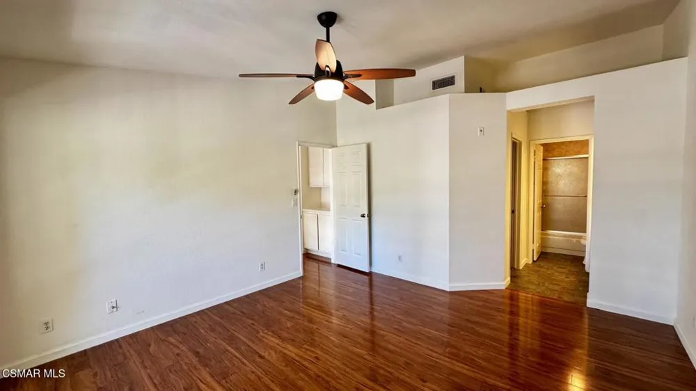 688 Indian Oak Lane #107 Oak Park, CA 91377
