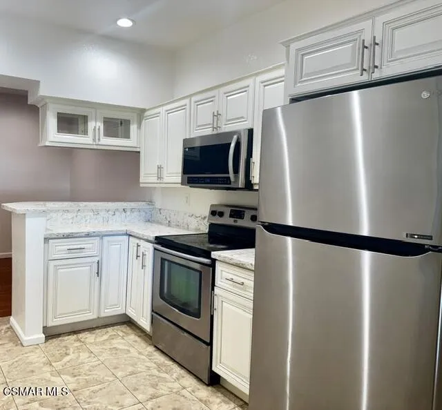 688 Indian Oak Lane #107 Oak Park, CA 91377