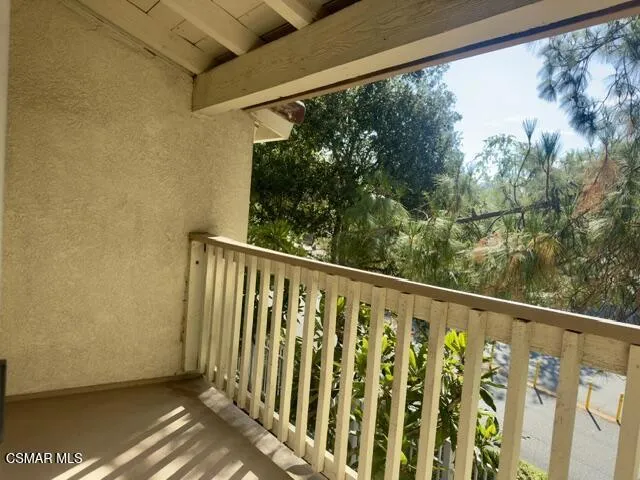 688 Indian Oak Lane #107 Oak Park, CA 91377