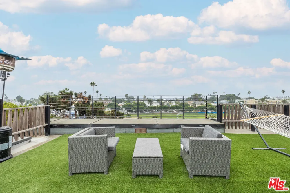 2460 Beverley Avenue Santa Monica, CA 90405