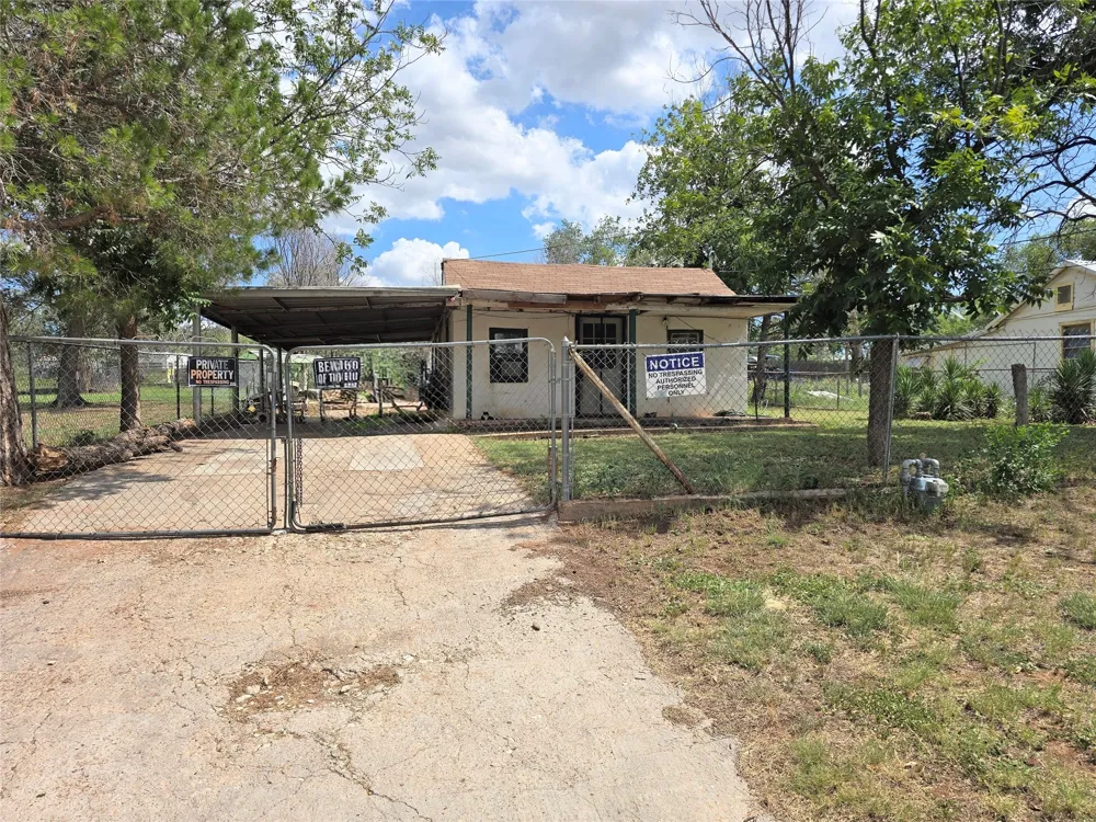 1005 W 3rd Street Sweetwater, TX 79556