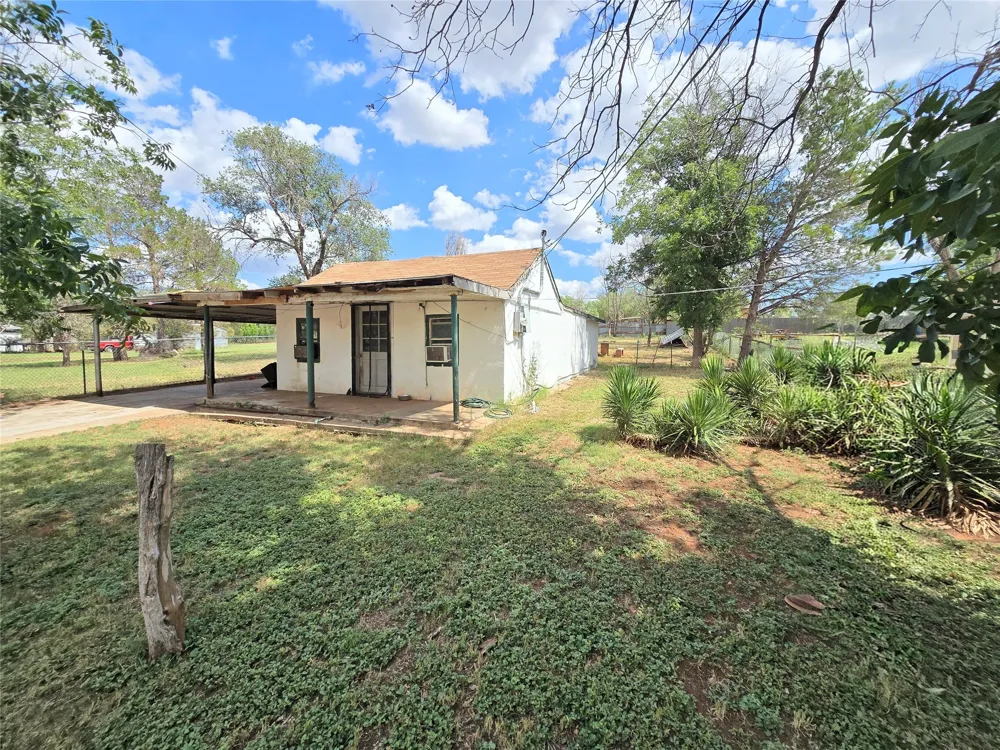 1005 W 3rd Street Sweetwater, TX 79556
