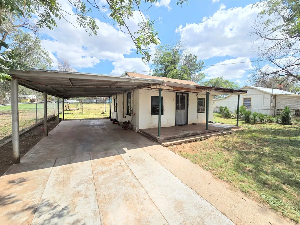 1005 W 3rd Street Sweetwater, TX 79556