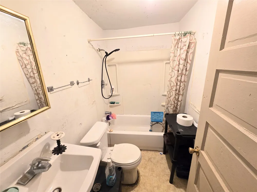 1005 W 3rd Street Sweetwater, TX 79556
