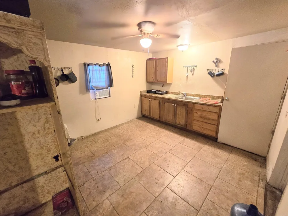 1005 W 3rd Street Sweetwater, TX 79556