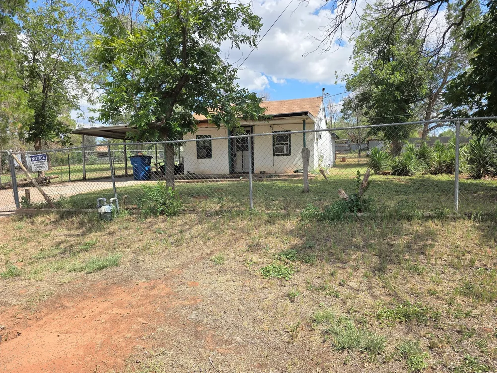 1005 W 3rd Street Sweetwater, TX 79556
