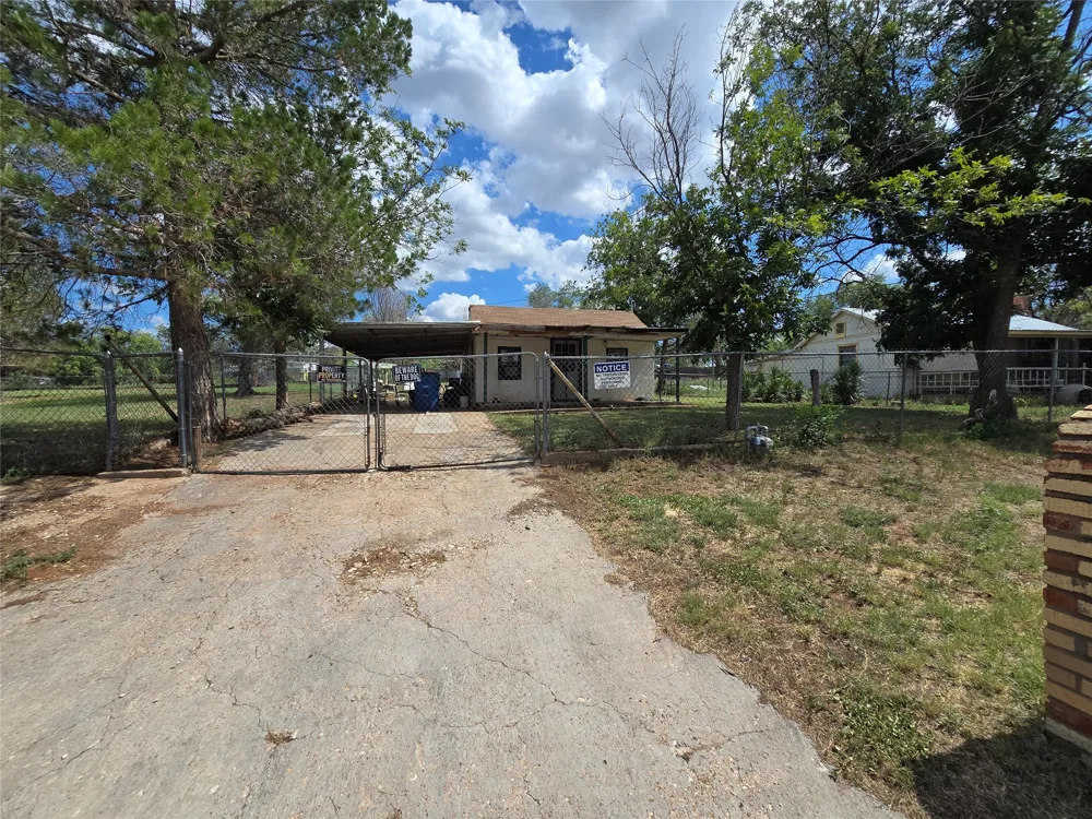 1005 W 3rd Street Sweetwater, TX 79556