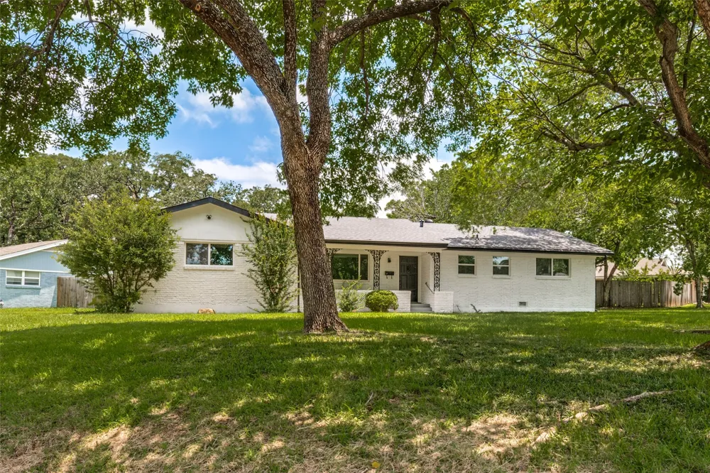 1112 Karla Drive Hurst, TX 76053