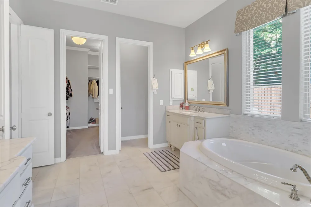 605 Royal Glen Drive Murphy, TX 75094