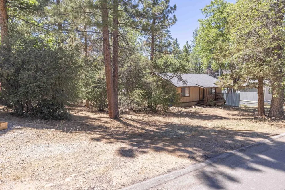 810 Vista Avenue Sugarloaf, CA 92386