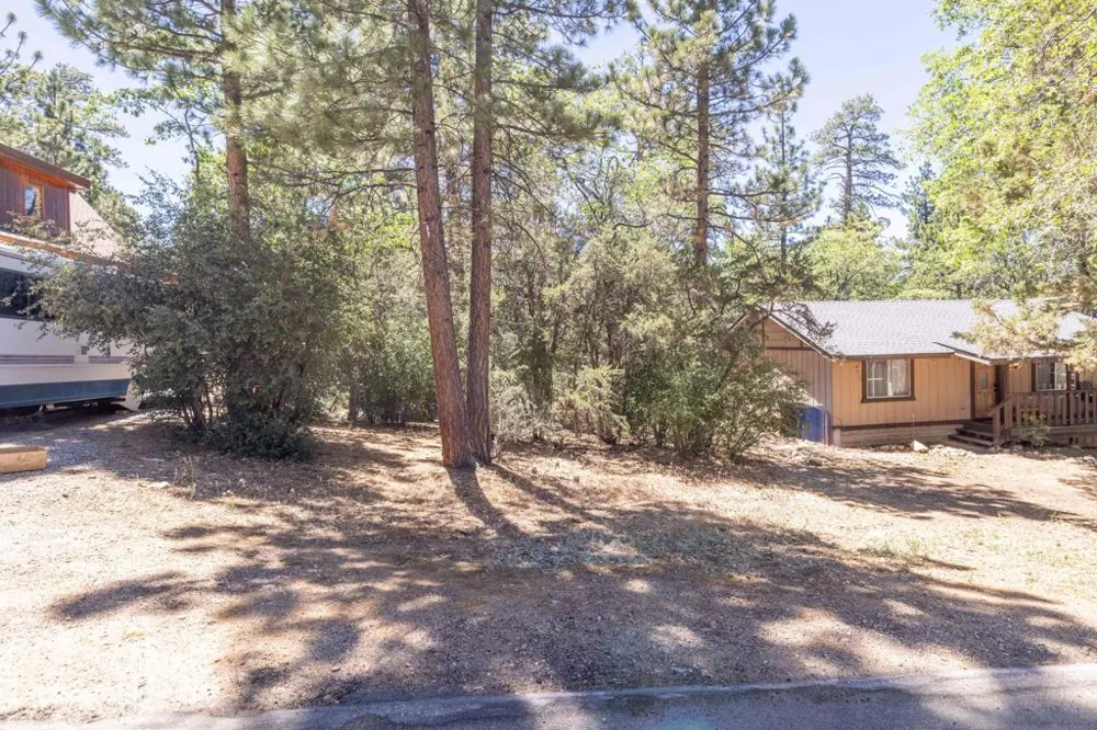 810 Vista Avenue Sugarloaf, CA 92386